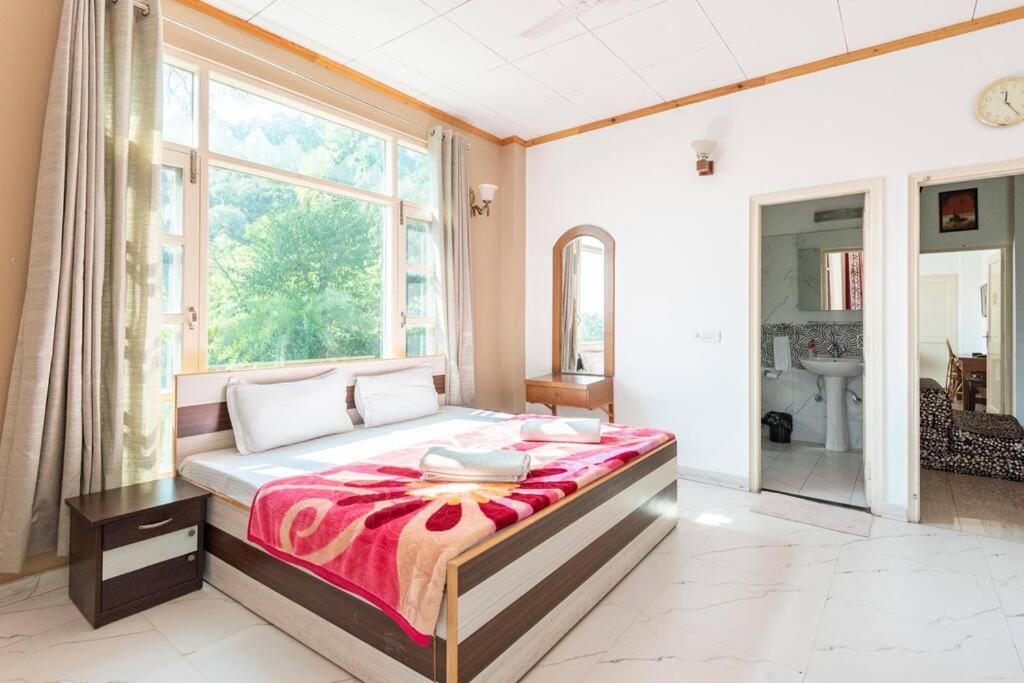 Apartment Edge With Balcony Kasauli