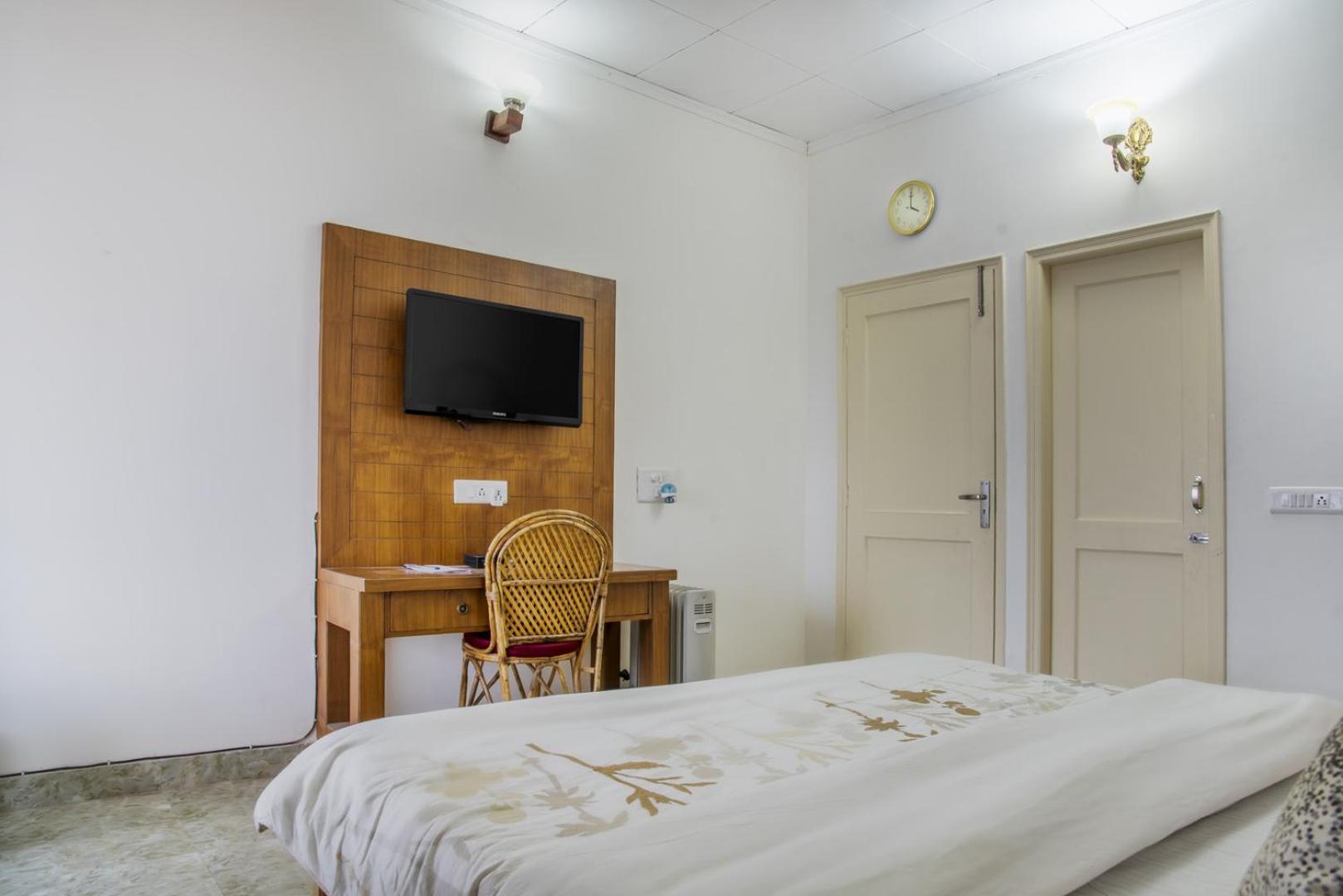Edge With Balcony Apartment Kasauli