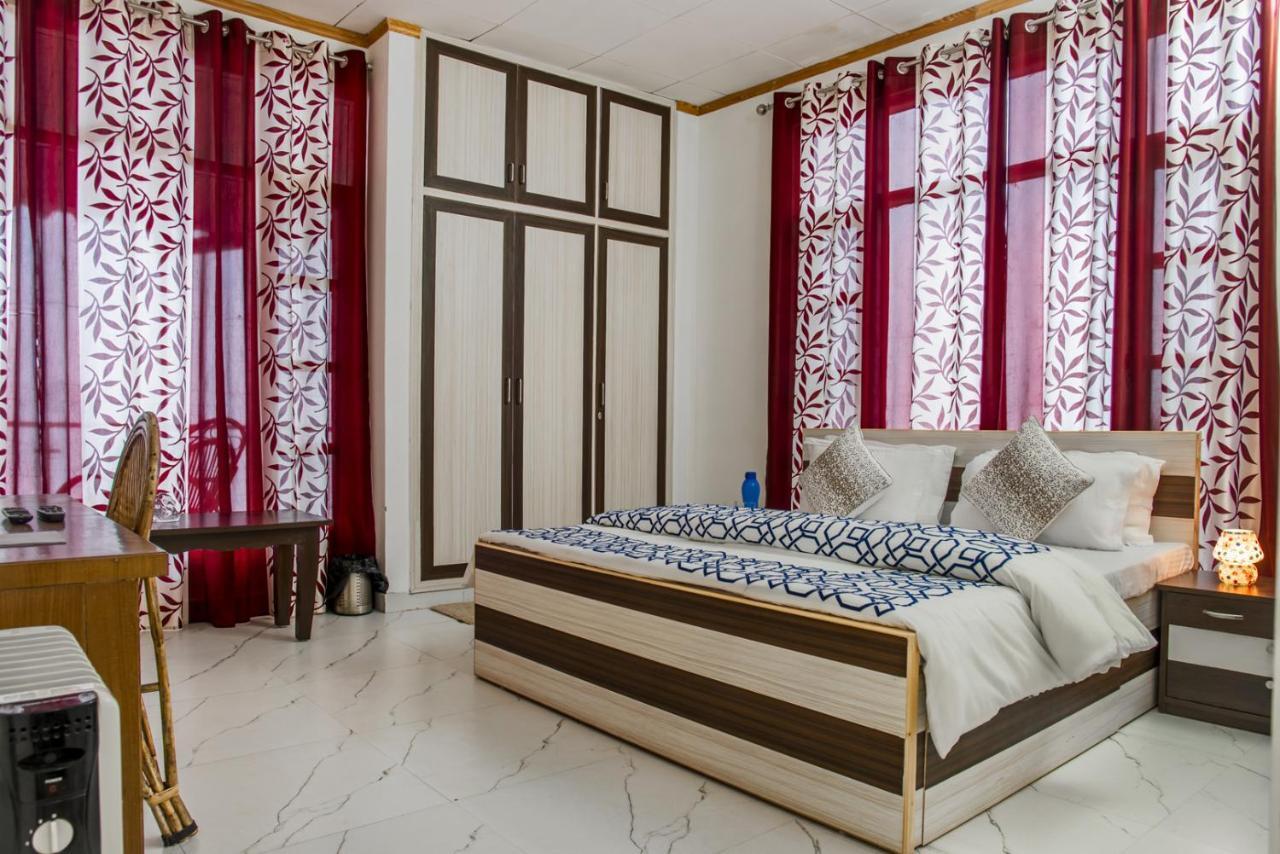 Edge With Balcony Apartment Kasauli